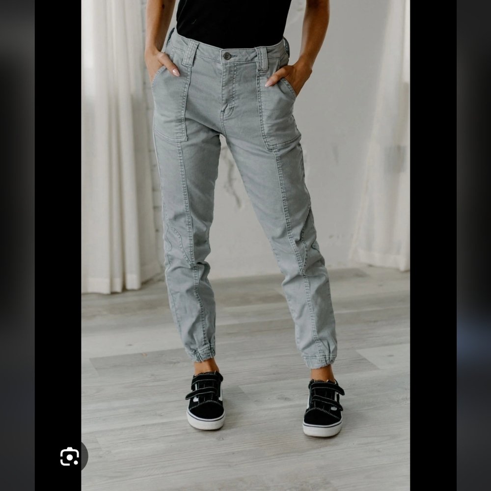 KanCan Light Gray Cargo Pants for women. size 28 EUC